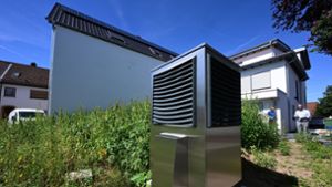 Wärmepumpe am Haus: Die vorzugsweise mit Grünstrom angetriebenen Geräte sollen eine wichtige Rolle für das Erreichen der Klimaziele  spielen. Foto: dpa/Bernd Weißbrod