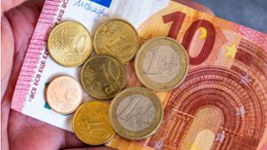 Für das gesamte Jahr 2024 gilt ein Bruttolohn von 12,41 Euro pro Stunde als gesetzliche Untergrenze. Foto: dpa/Jan Woitas