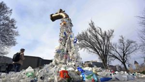 Kunst als Verhau: „Giant plastic tap“  –   zur Erinnerung vor dem Eingang zur soeben erst zu Ende gegangenen Internationalen Umweltkonferenz im  kanadischen Ottawa. Foto: AFP/DAVE CHAN
